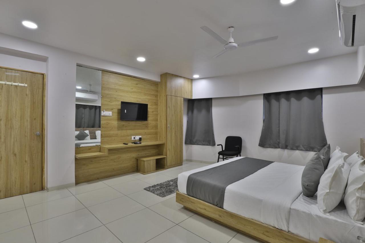 Hotel Monville Group ואדודרה מראה חיצוני תמונה